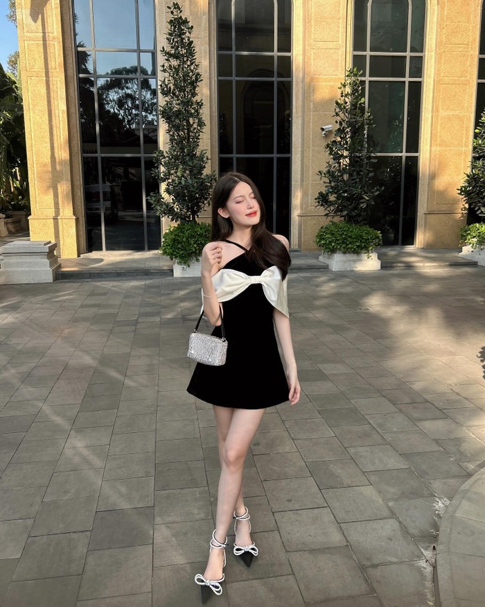 Vào những ngày cần thể hiện sự sang trọng, bạn gái HIEUTHUHAI sẽ chọn gam màu đen tôn da lẫn dáng kết hợp cùng các phụ kiện lấp lánh như giày và túi trong ảnh. 