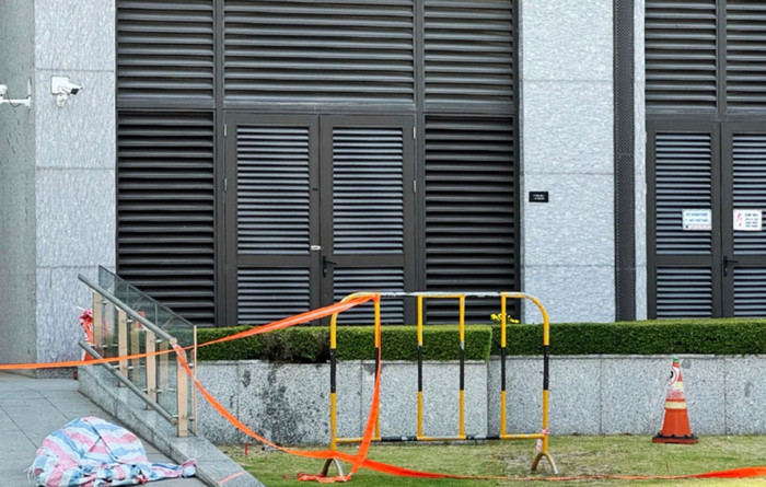 Nơi thi thể được phát hiện cạnh lối lên xuống của chung cư.