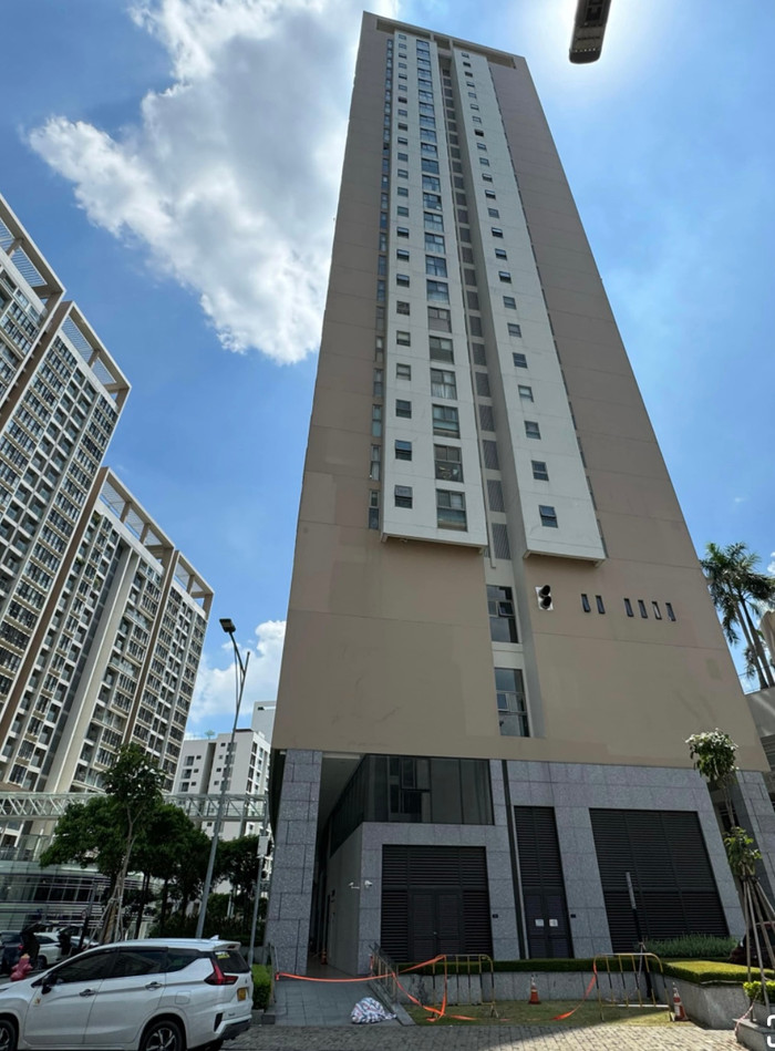 Tòa nhà nạn nhân rơi xuống.