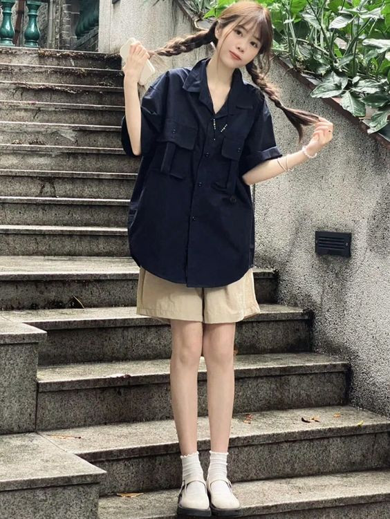 Chiếc áo sơ mi cũng được tín đồ thời trang 'trưng dụng' tối đa.