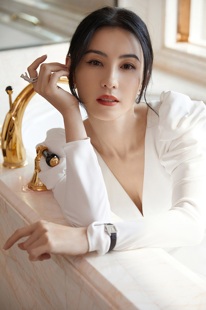 Tuổi 44, Trương Bá Chi vẫn là 'tường thành nhan sắc', nhưng không có bạn bè vì quá đẹp.