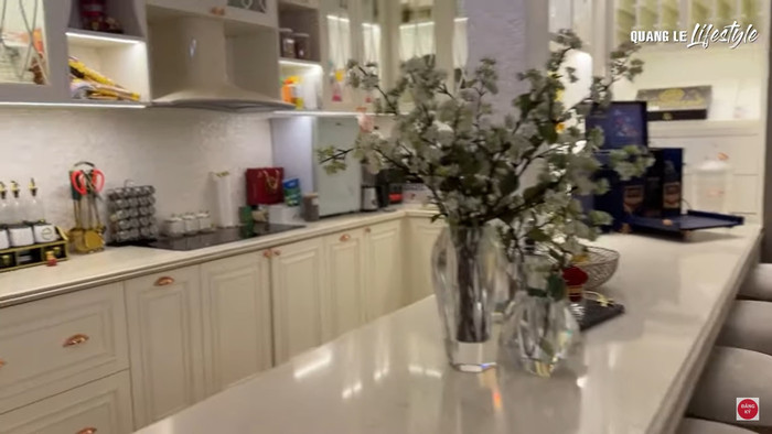 Căn bếp hiện đại, có nội thất sang trọng trong tổ ấm của Lệ Quyên và Lâm Bảo Châu.