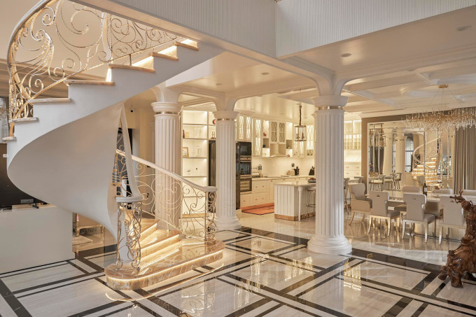 Dinh thự của Lệ Quyên có tông chủ đạo là màu trắng, tạo sự sang trọng. 