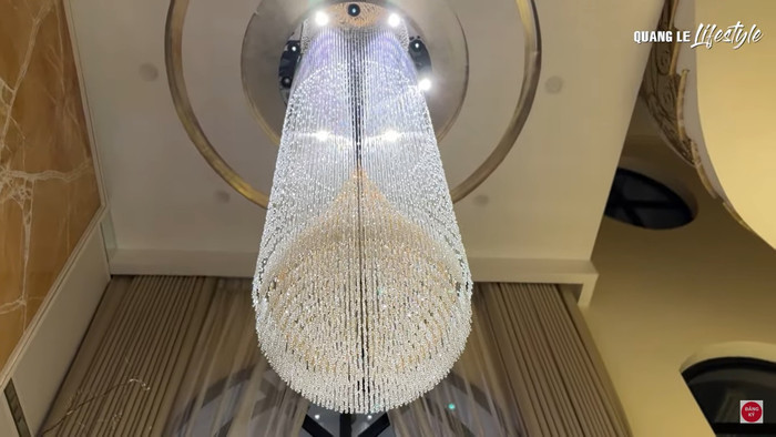 Quang Lê trầm trồ với đèn pha lê trong nhà của Lệ Quyên, ước tính có giá trị vài tỷ.