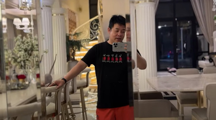 Không gian nhà của Lệ Quyên 'toát ra mùi tiền', khiến Quang Lê trầm trồ. 