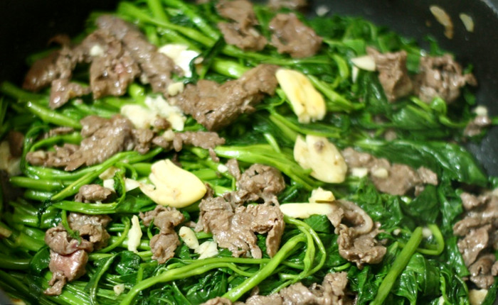 Rau muống xào tỏi tốt cho sức khỏe tim mạch.