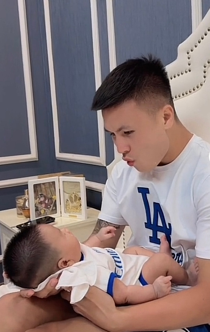 Quang Hải dành nhiều thời gian cho con trai sau khi hoàn thành nhiệm vụ trên sân cỏ. 