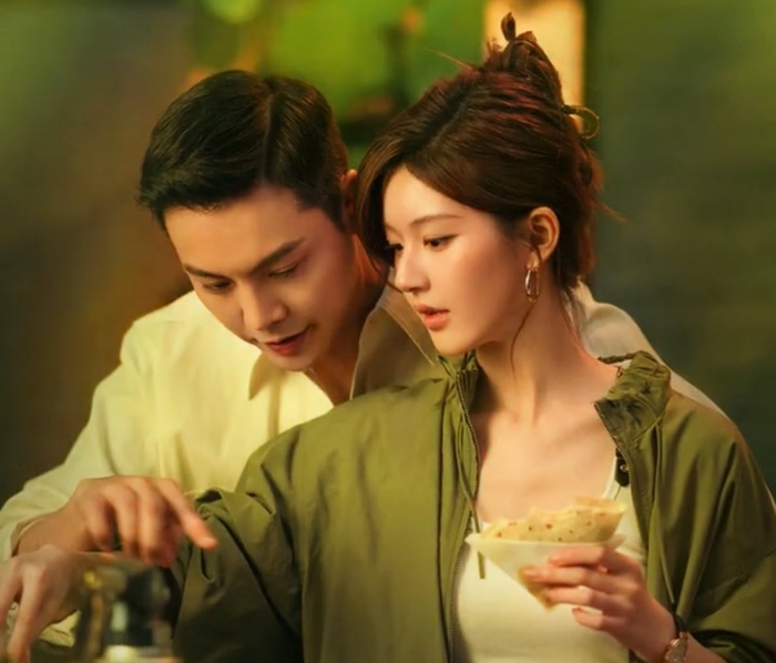 Sau Hãy Để Tôi Toả Sáng khai máy, mọi thông tin, hình ảnh liên quan tới phim, đặc biệt là tạo hình của Triệu Lộ Tư đều được công chúng quan tâm một cách đặc biệt. 