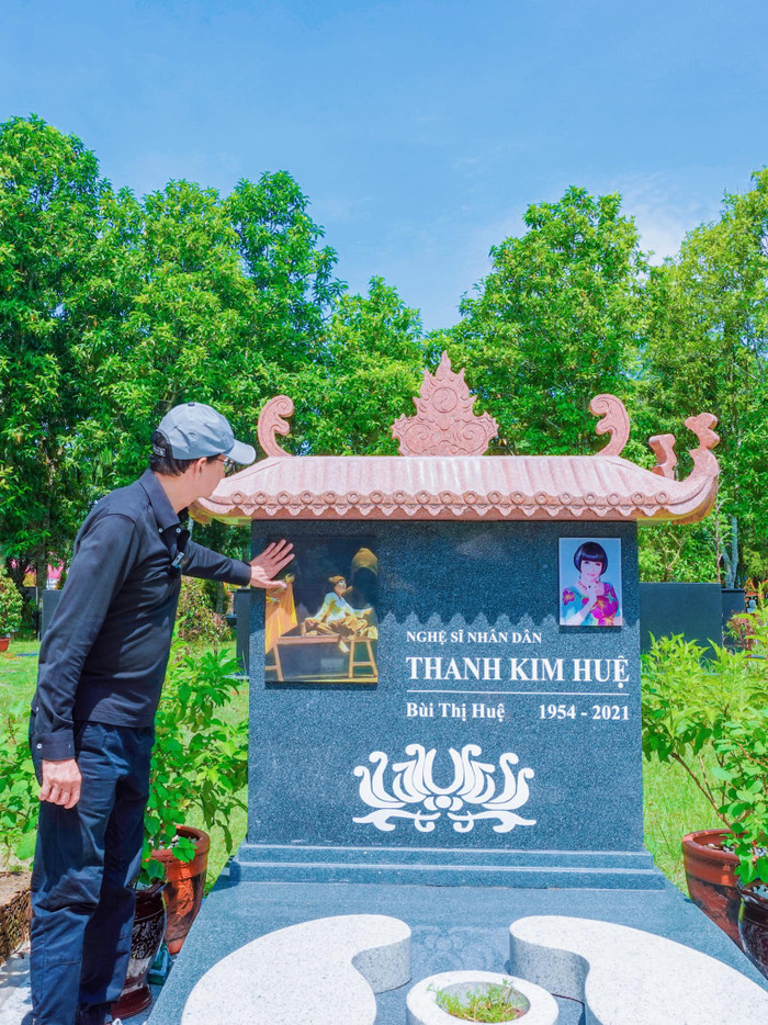 Sau khi NSND Thanh Kim Huệ qua đời, bên cạnh hoạt động nghệ thuật, ông dành thời gian để đến thăm mộ vợ.