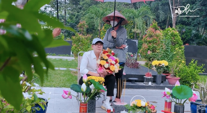 NSND Thanh Điền đến thăm mộ vợ quá cố sau khi điều trị bệnh.