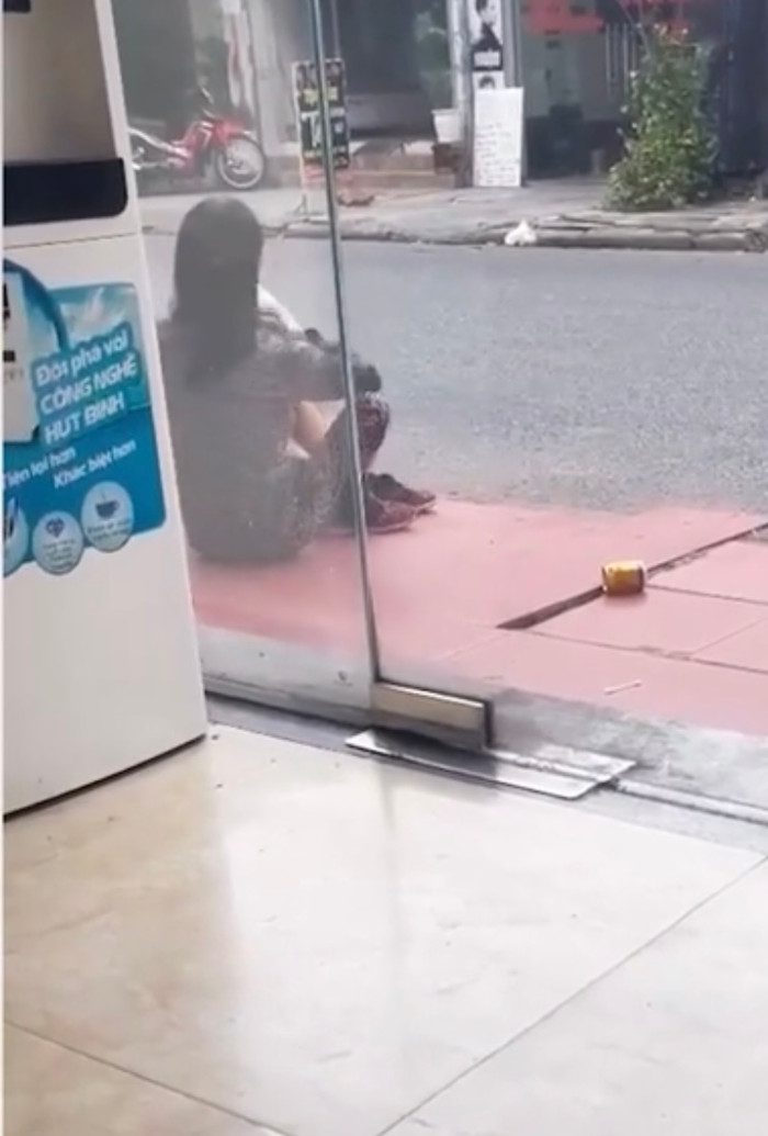 Sau đó, người phụ nữ mang giày vào và rời đi trong sự ngỡ ngàng của mọi người. Ảnh cắt từ clip.