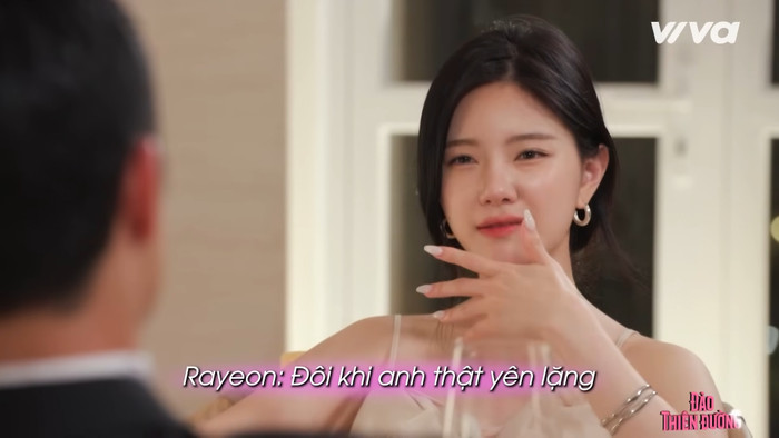 Khi Rayeon góp ý, Mạnh Kiên khá tiếp thu và nhã nhặn đưa ra quan điểm riêng