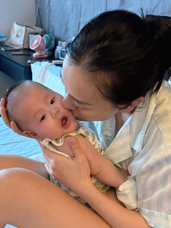 Nhóc tỳ sở hữu vẻ ngoài vô cùng đáng yêu, bụ bẫm.&nbsp;