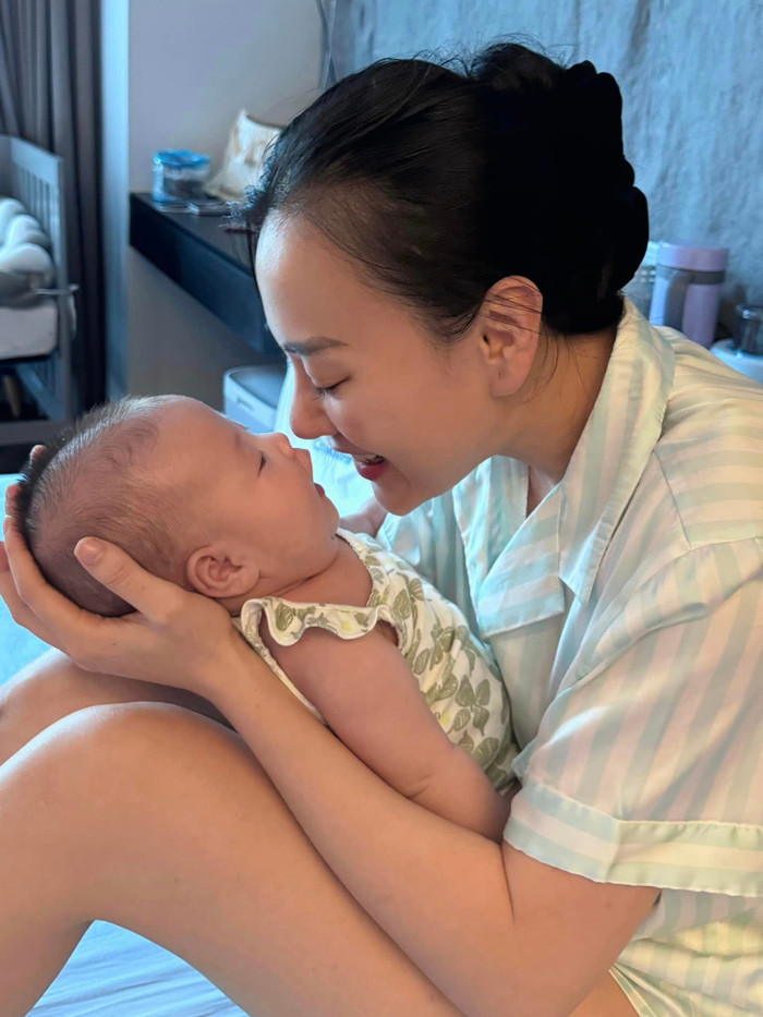 Khoảnh khắc đời thường Phương Oanh diện đồ bộ chăm sóc con gái.&nbsp;