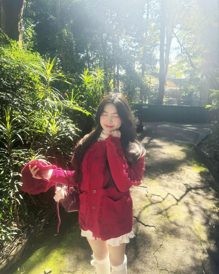 Sở hữu lợi thế chiều cao, trưởng nữ nhà Quyền Linh hoàn toàn chinh phục được thiết kế vốn có phom dáng rộng. 