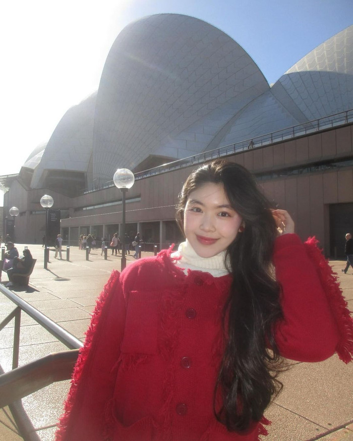 Gia đình MC Quyền Linh vừa về nước sau chuyến thăm thú hai thành phố Sydney và Brisbane, Úc. Bên cạnh bộ ảnh kỉ niệm đủ đầy 4 thành viên, loạt khoảnh khắc đẹp tựa nàng thơ của trưởng nữ Lọ Lem cũng thu hút sự chú ý của netizen.