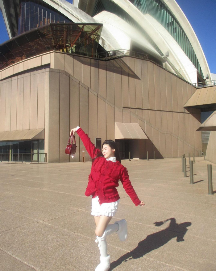 Trong ngày thưởng lãm nhà hát Con Sò, ái nữ nhà Quyền Linh chọn cho mình bản phối áo len cổ lọ cùng chân váy dún tiểu thư tông trắng tinh khôi. Độ bồng bềnh và phom ngắn giúp tôn lên đôi chân dài không tì vết trong những thước ảnh toàn cảnh.