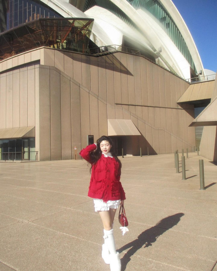 Từ lâu, gam đỏ và trắng được xem là cặp bài trùng trong cách phối váy áo. Tư duy thời trang của con gái Quyền Linh thể hiện rõ nét khi khoác ngoài mẫu áo dệt Merino Cardigan nhuộm ngập sắc đỏ bắt mắt. Không chỉ giữ ấm, thiết kế còn góp phần tăng điểm tạo hình. Tăng độ mạch lạc, Lọ Lem diện tất dài đính nơ gam trắng. Giày sneaker được xem là lựa chọn hợp lý, tạo nên vẻ ngoài trẻ trung và năng động.