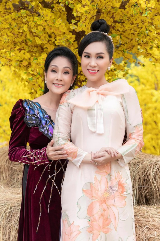 Từ ngày dính đến cuộc tranh chấp tài sản với con gái nghệ sĩ Vũ Linh, Hồng Phượng và mẹ cô đã không ít lần bị antifan công kích.