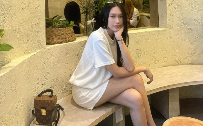 Vợ Đoàn Văn Hậu mang túi trăm triệu đi cà phê Ảnh 2