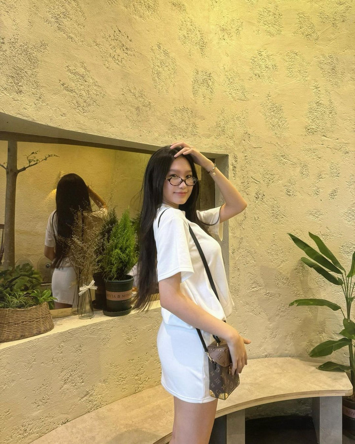 Mới đây, vợ cầu thủ Đoàn Văn Hậu (Doãn Hải My - PV) đã thu hút sự chú ý với loạt ảnh xinh xắn trên trang cá nhân. Cô gây gây ấn tượng mạnh với nhan sắc dịu dàng và phong cách thời trang tinh tế