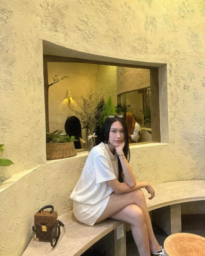 Chiếc túi của vợ Đoàn Văn Hậu thuộc dòng Louis Vuitton Camera Box, một trong những mẫu túi xách cao cấp và được ưa chuộng của thương hiệu này. Giá của chiếc túi này trên trang web chính thức của Louis Vuitton dao động từ 3.500 - 4000 USD (khoảng 85 - 100 triệu đồng).