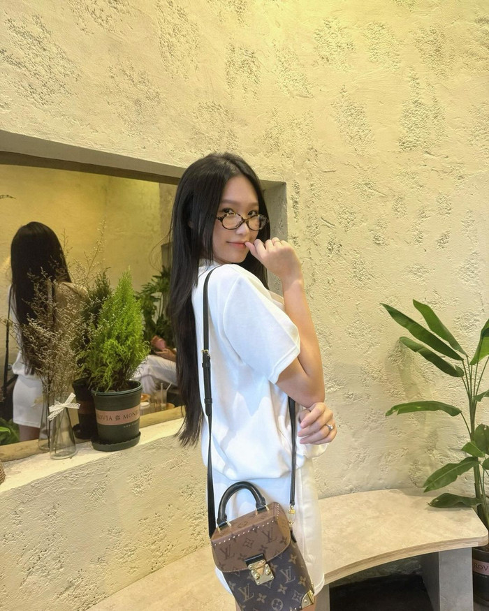 Điểm nhấn của bộ trang phục chắc hẳn là chiếc túi xách của thương hiệu thời trang cao cấp Louis Vuitton, một phụ kiện cao cấp giúp nâng tầm outfit này của Doãn Hải My. Với thiết kế phối màu nâu đen cổ điển và họa tiết Monogram đặc trưng.