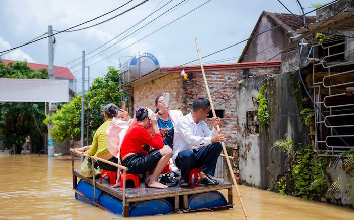 Màn đón dâu bằng phao tự chế của đám cưới giữa vùng 'rốn lũ' Chương Mỹ gây sốt Ảnh 4
