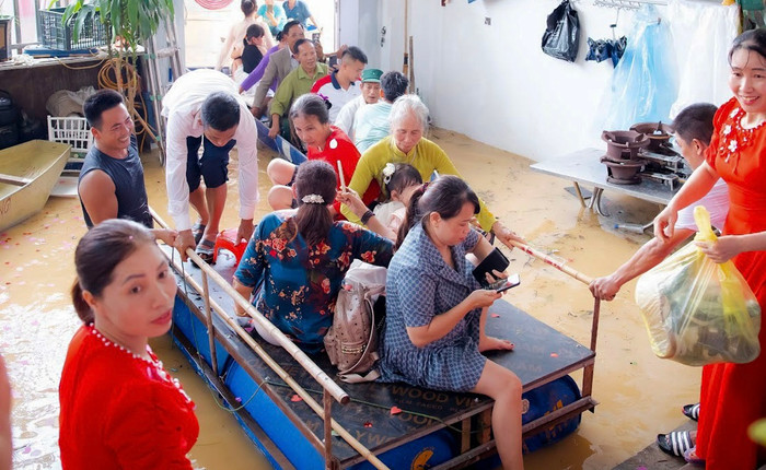 Màn đón dâu bằng phao tự chế của đám cưới giữa vùng 'rốn lũ' Chương Mỹ gây sốt Ảnh 5