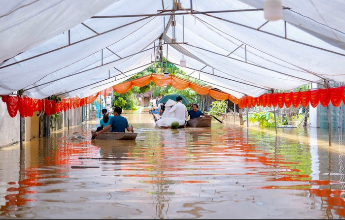 Màn đón dâu bằng phao tự chế của đám cưới giữa vùng 'rốn lũ' Chương Mỹ gây sốt Ảnh 1