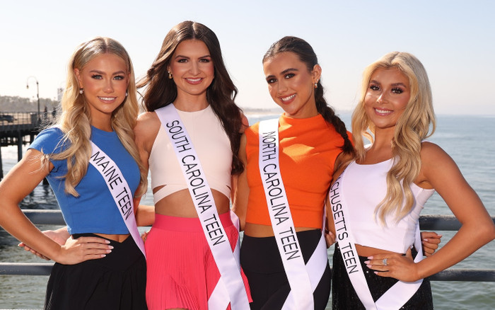 Thí sinh tại một cuộc thi hoa hậu 'lọt hố' trên sân khấu Ảnh 2