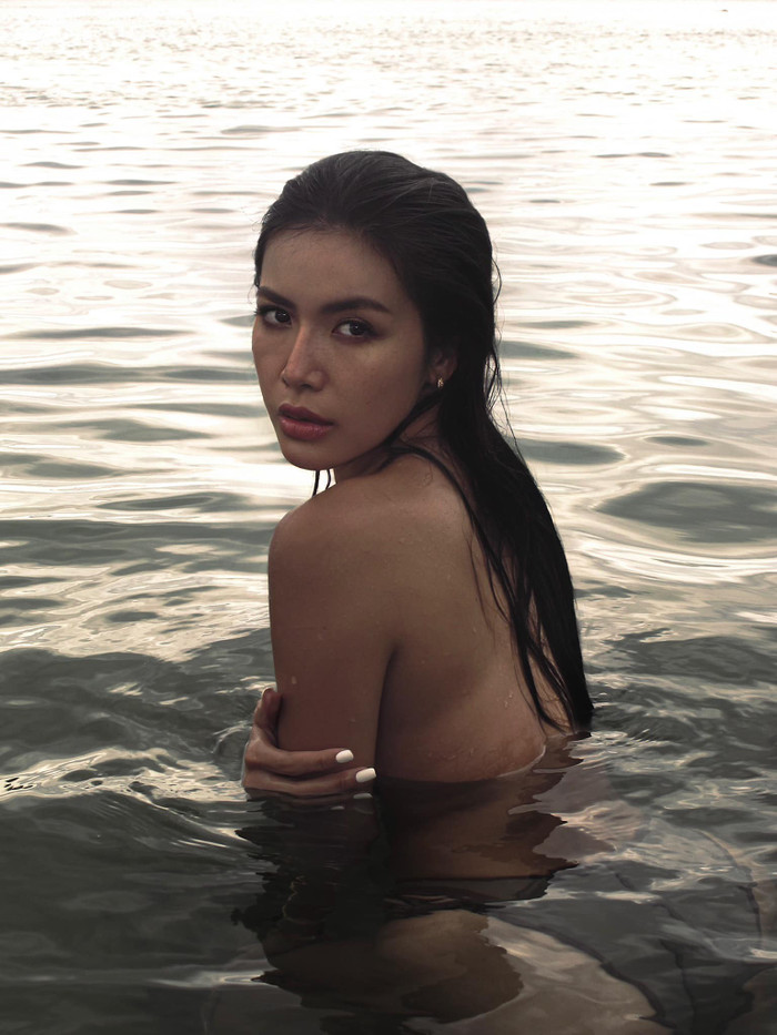 Trong loạt ảnh bikini này, Minh Tú còn thu hút với nhan sắc xinh đẹp và quyến rũ. Với gương mặt thanh tú, đôi mắt sáng cùng nụ cười rạng rỡ đã dễ dàng chiếm trọn tình cảm của người hâm mộ.