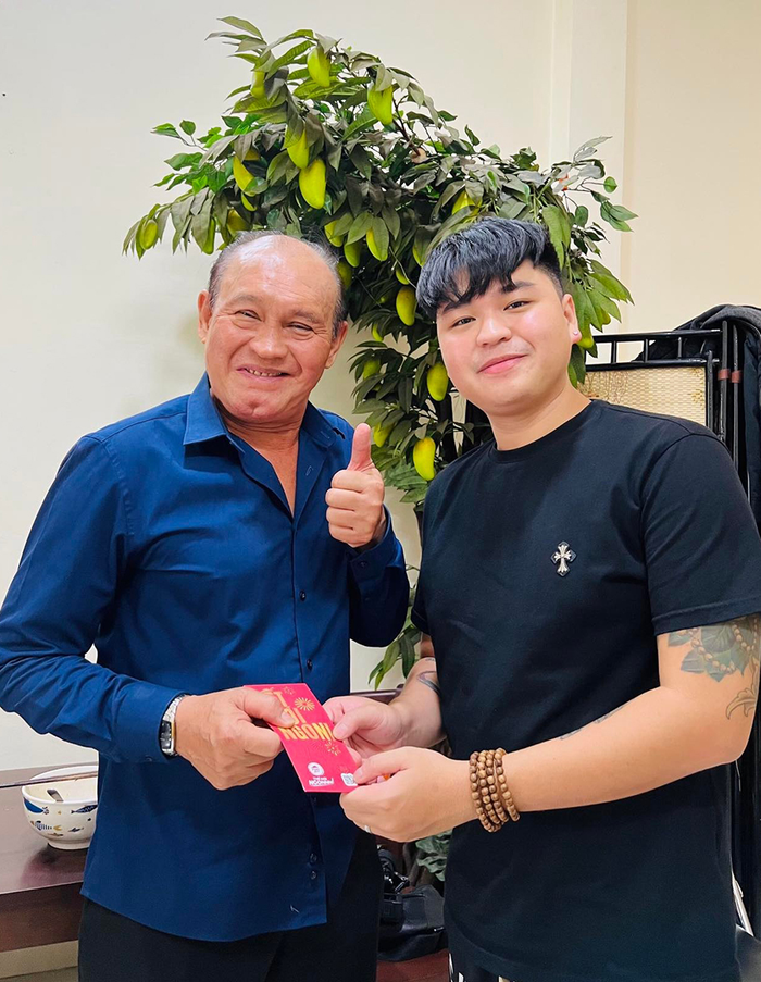 Anh thường xuyên về thăm ba mỗi khi rảnh.