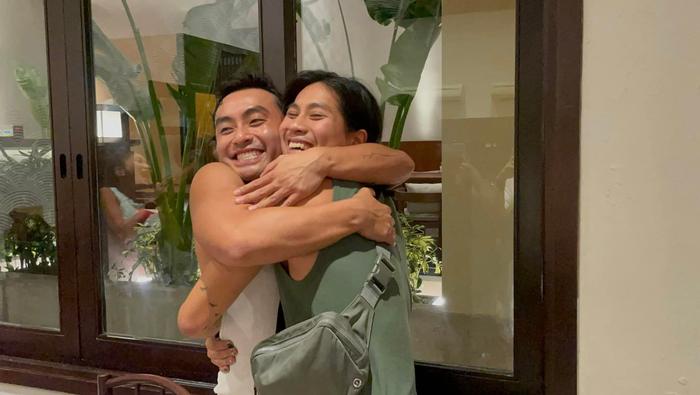 Dustin Phúc Nguyễn khoe ảnh cầu hôn thành công bạn trai đồng giới.