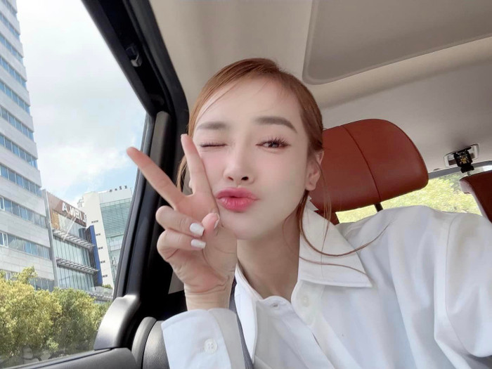 Nhã Phương thoải mái tạo dáng 'nhí nhố', dễ thương. Ảnh: FBNV