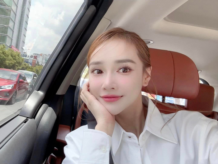 Nhã Phương diện sơ mi trắng, tự tin chụp cận khuôn mặt. Ảnh: FBNV