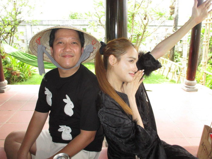 Nhã Phương vui vẻ 'làm trò' với Trường Giang. Ảnh: FBNV