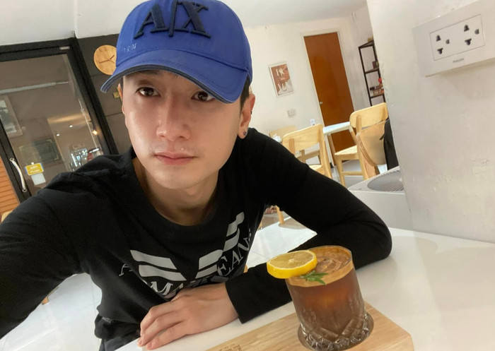 Sau khi công khai bản thân nhiễm HIV, nam diễn viên dường như thoải mái hơn với các hoạt động thường ngày.