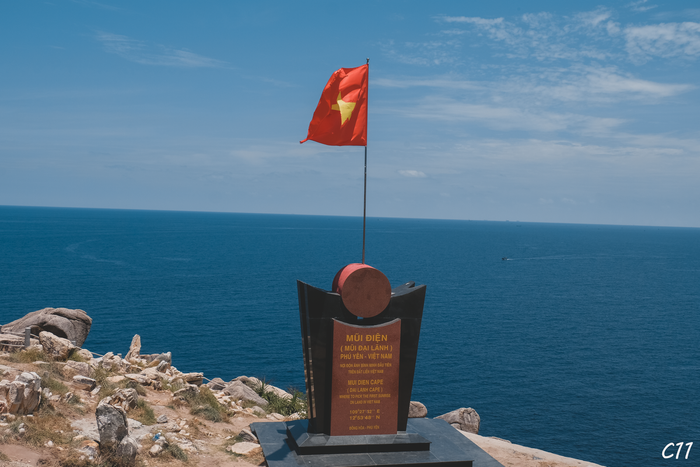 Bia đá tại tháp hải đăng ở Mũi Điện