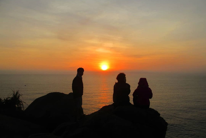 Du khách thích thú với bình minh nơi đây