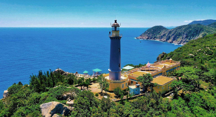 Cảnh đẹp vừa núi vừa biển khiến cho Mũi Điện trở nên nổi tiếng