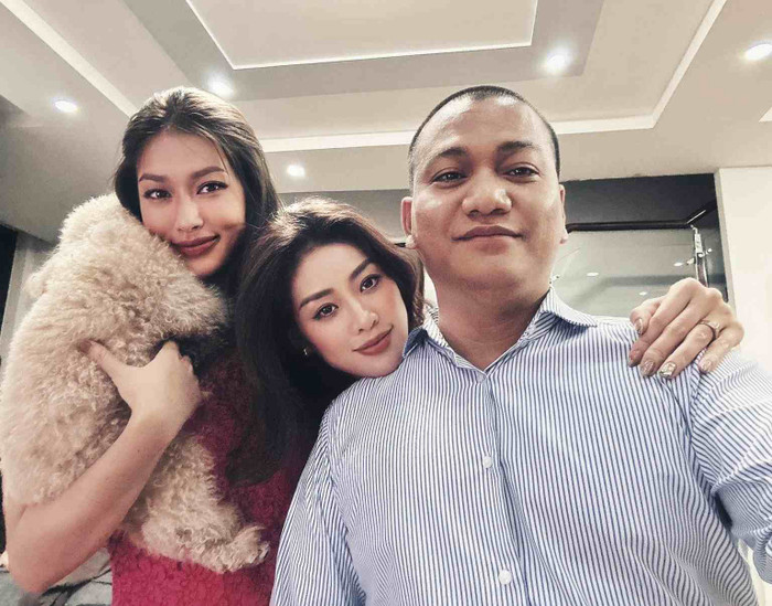 Cặp đôi thoải mái công khai tình cảm trên mạng xã hội.