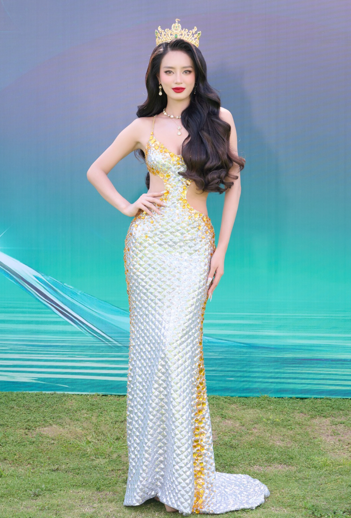 Á hậu Khánh Linh xuất hiện tại họp báo công bố vương miện Miss Grand Vietnam 2024. Chỉ còn ít giờ nữa nàng hậu sẽ khép lại 1 năm đương nhiệm. Á hậu Khánh Linh nhận được nhiều lời khen ngợi với tạo hình quyến rũ pha chút thần thái quyền lực. Trong nhiệm kỳ qua, cô đang cho thấy hình ảnh một á hậu đa màu sắc tại làng giải trí. Hiện tại, Á hậu Khánh Linh đang là mảnh ghép nổi bật tại show hẹn hò đình đám Đảo Thiên Đường.
