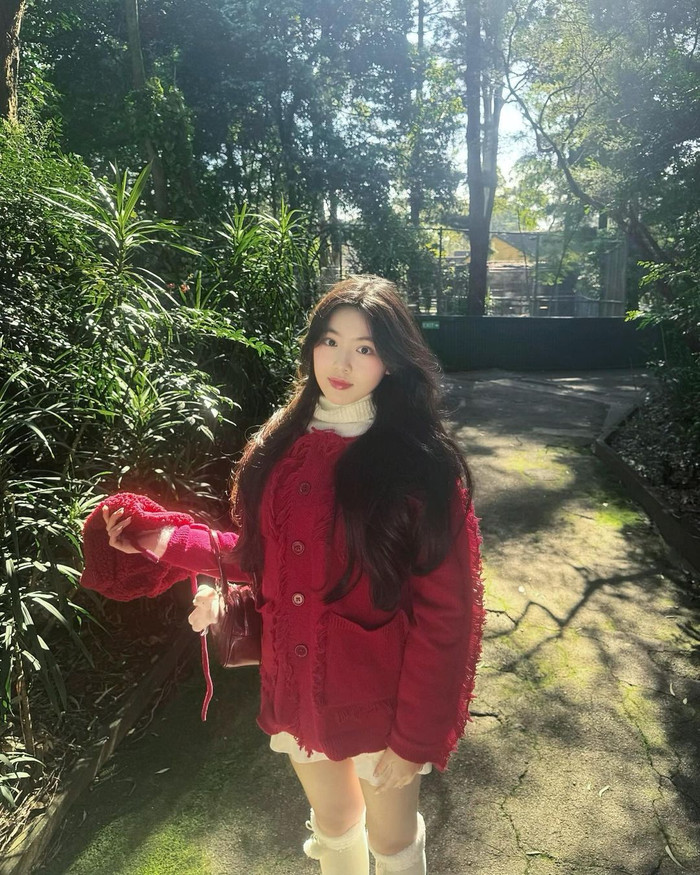 Lọ Lem - con gái Quyền Linh tung bộ ảnh tại Úc. Cô nàng vẫn không khiến công chúng thất vọng về phong độ của nhan sắc. Lọ Lem gây thương nhớ với tạo hình chuẩn 'thần tiên tỷ tỷ'. Về khoản ăn mặc, con gái Quyền Linh chọn váy áo khá đơn giản, chất liệu dày dặn giúp giữ ấm cho cơ thể. Tuy nhiên, cô nàng cũng khéo léo phối trang phục để tôn lên ưu điểm về đôi chân dài.