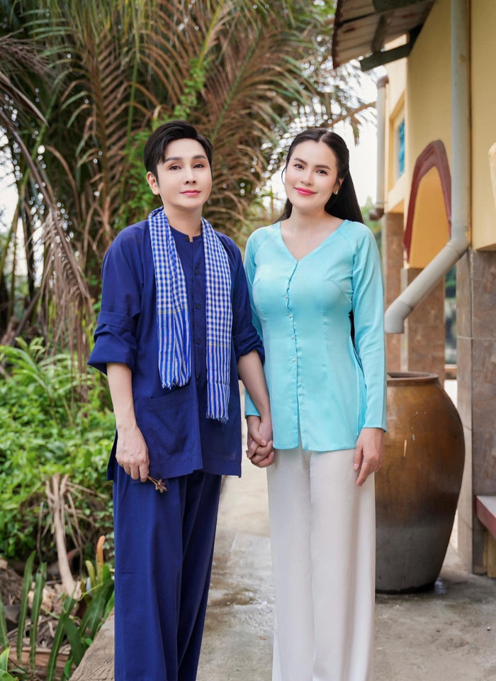 Hiện, Phương Lê hạnh phúc bên nghệ sĩ ưu tú Vũ Luân. 