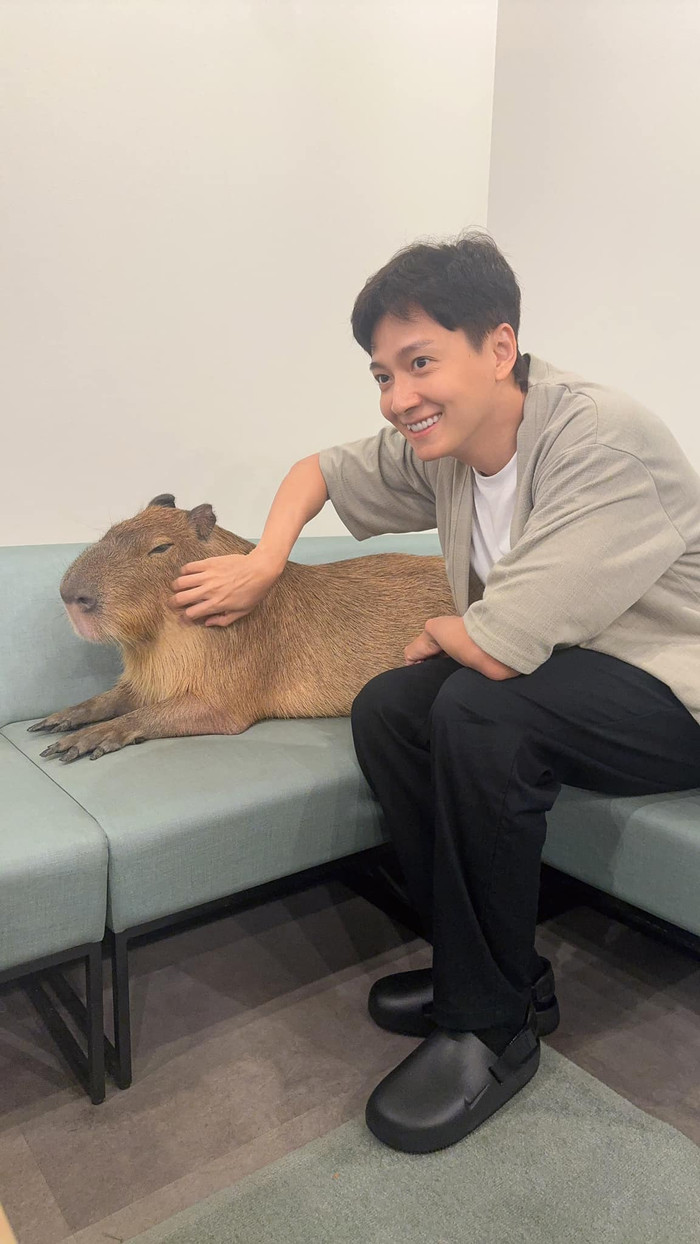 Anh có cuộc sống sang chảnh khi sở hữu bộ sưu tập đồ hiệu đắt đỏ, thường xuyên du lịch nước ngoài,.... 