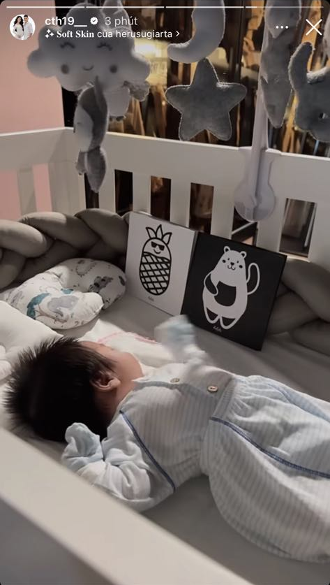 Vợ Quang Hải đăng tải hình ảnh con trai đầu lòng. Ảnh chụp màn hình