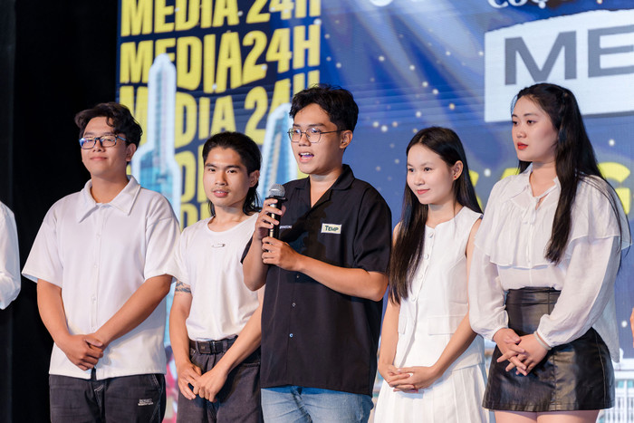 Các sinh viên với niềm đam mê làm phim.