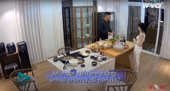 Lee Rayeon sang tận phòng Michael Trương để gõ cửa, rủ anh chàng xuống bếp ăn uống.