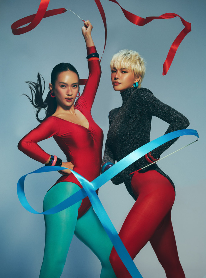 Tiếp theo, Hà Kino cùng Vũ Thúy Quỳnh diện jumpsuit thể thao toàn thân phối màu ăn đỏ - xanh - đen đi kèm dây múa làm tăng thêm phần sinh động cho bức ảnh. Các phụ kiện như hoa tai, vòng tay nhựa khiến người xem liên tưởng đến bối cảnh của những năm 90. 